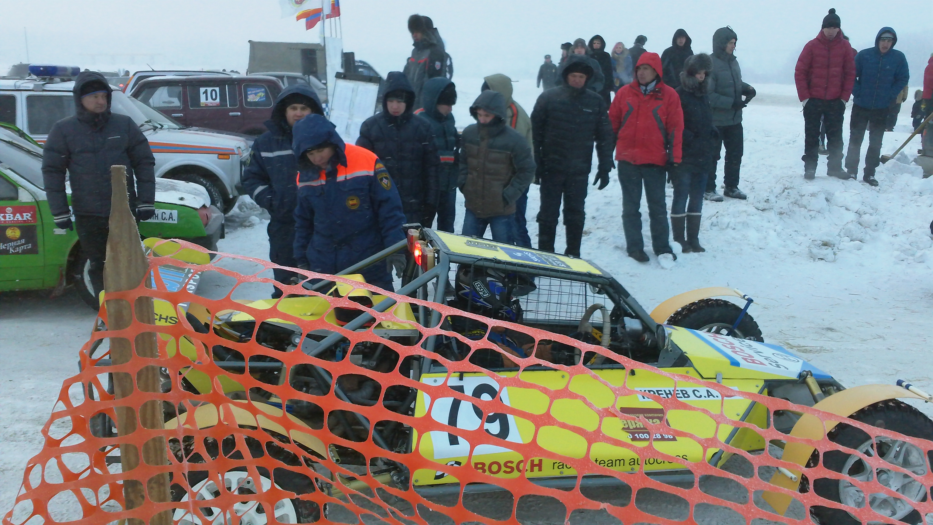 Спасатели обеспечили безопасность участников и зрителей во время проведения соревнований по зимним синхронным гонкам на автомобилях «Рождественская гонка»
