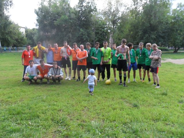 Дворовая команда ТОС «Центральный-2» стала лидером футбольного турнира Калининского района