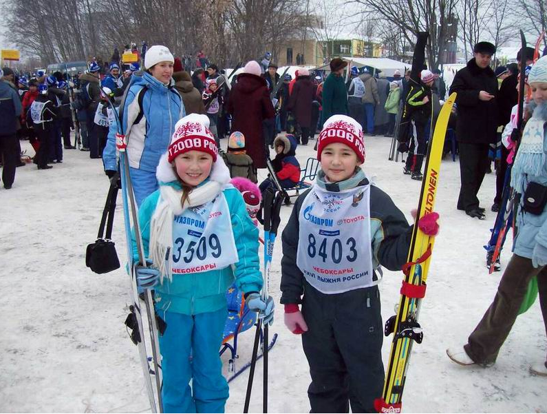 В лыжных гонках, проводимых в рамках месячника оборонно – массовой и спортивной работы, принимают участие все школьники Калининского района