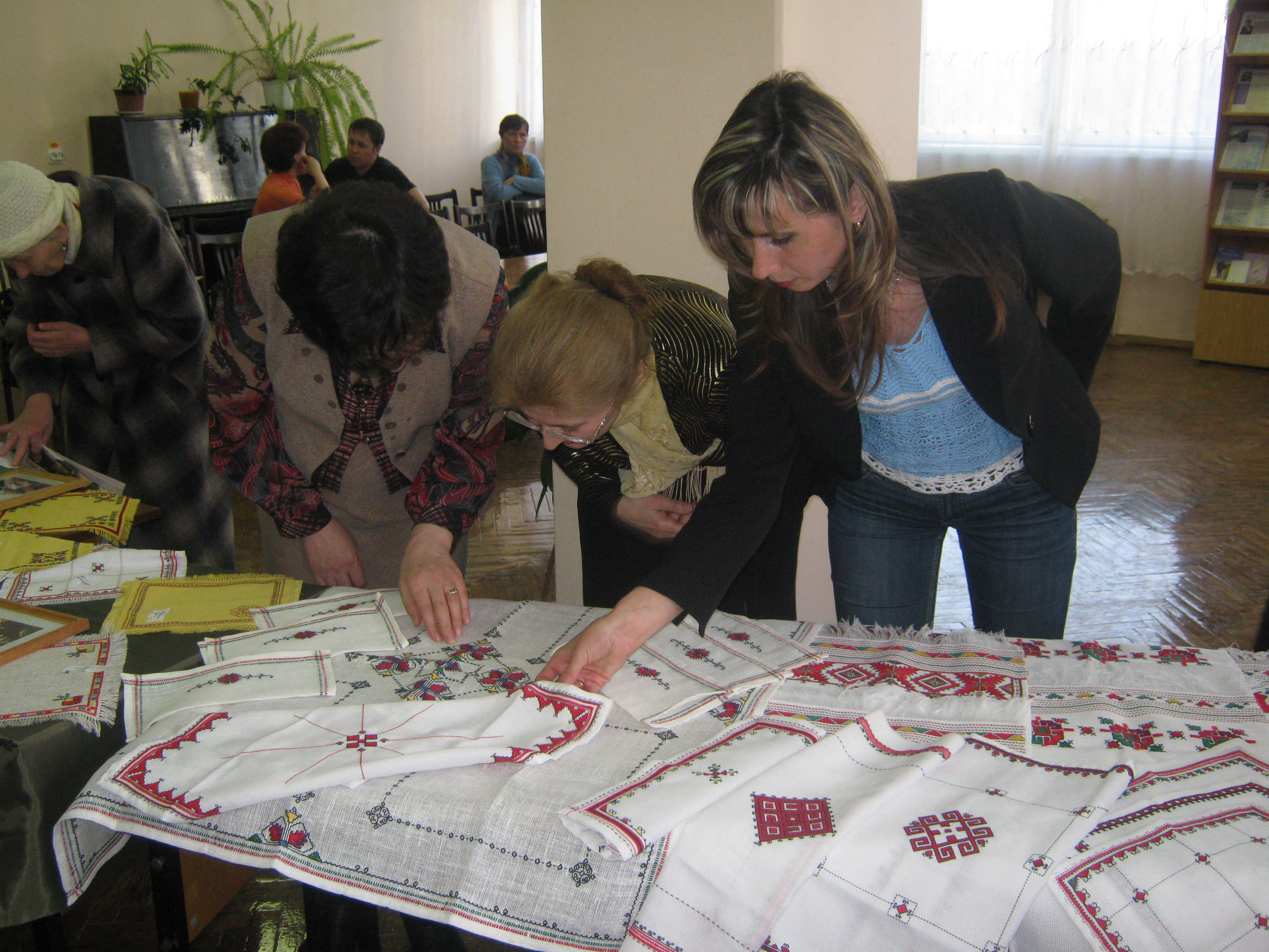 Большая заслуга в возрождении интереса молодежи к традициям чувашской вышивки принадлежит добровольцам клуба «Тĕрĕ тĕнчи»