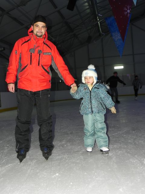 14:06 Новогодний праздник на льду: в ледовом дворце «Новое поколение» состоялся ретро-вечер для любителей катания на коньках