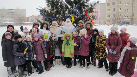 Яркий и веселый новогодний праздник подарили жителям ТОС «Надежда» совместно со школой №53