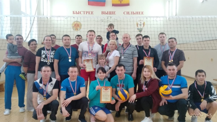 В деревне Новые Шальтямы прошел турнир семейного волейбола.
