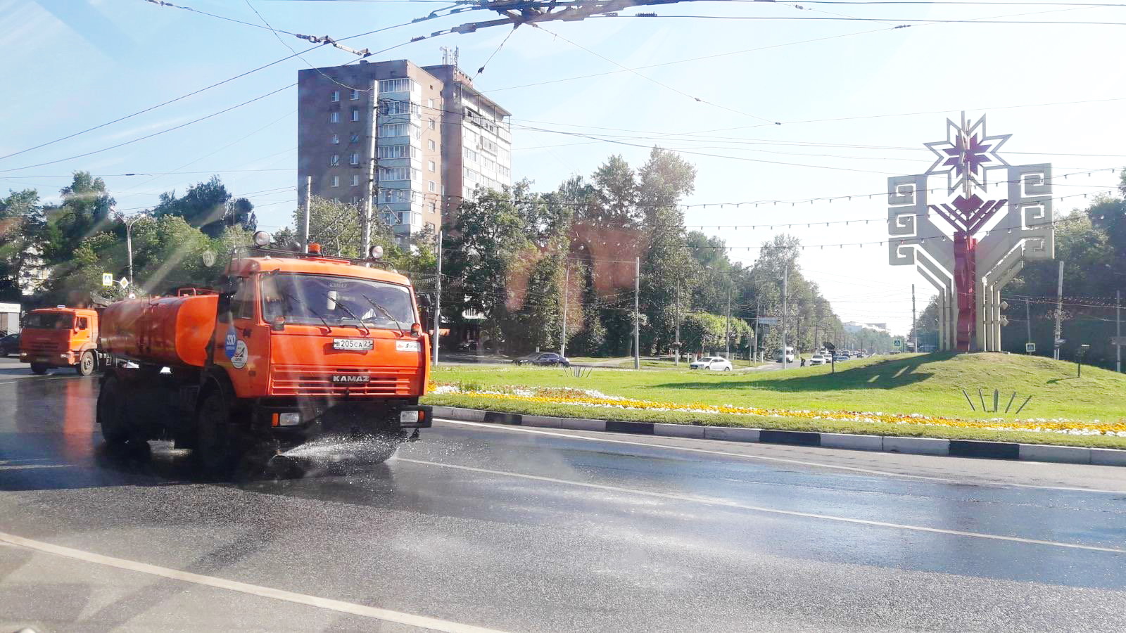 Из-за жары в Чебоксарах поливают дороги несколько раз в сутки | г.  Чебоксары Чувашской Республики