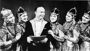 Г.Лебедев с артистами Чувашского государственного ансамбля песни и танца. Фото 1970-х гг.