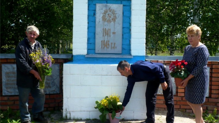 В Кировском сельском поселении в День памяти и скорби возложение живых цветов