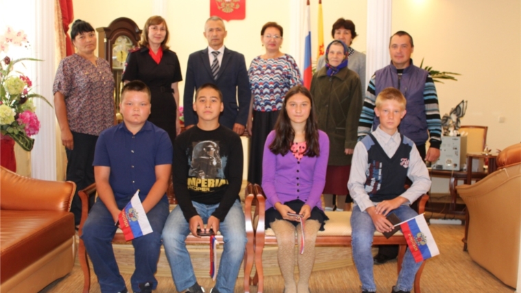 В День Государственного флага РФ состоялось торжественное мероприятие по вручению паспортов юным жителям Урмарского района