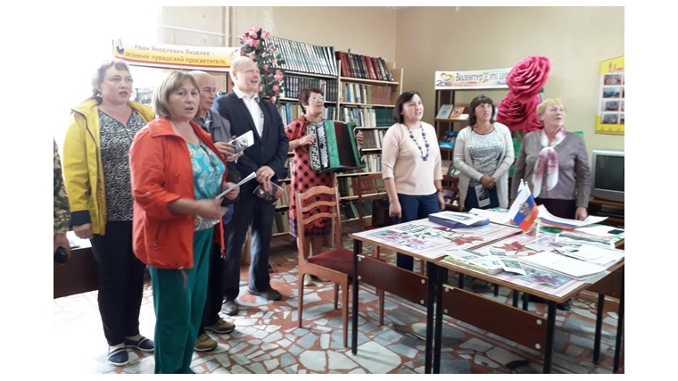 Патриотический час «Гордо реет флаг России!» в Тораевской сельской библиотеке