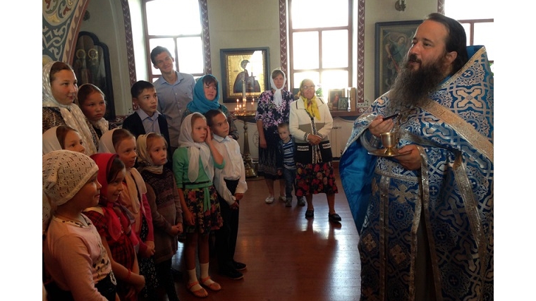 Незримые ступени к православию: читатели Анат-Кинярской библиотеки посетили Храм Владимирской иконы божией Матери