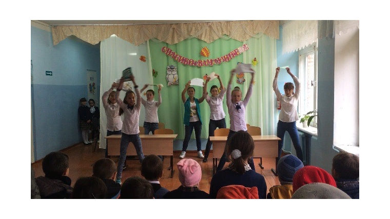 Выступление танцевальной группы "Радуга" в школе