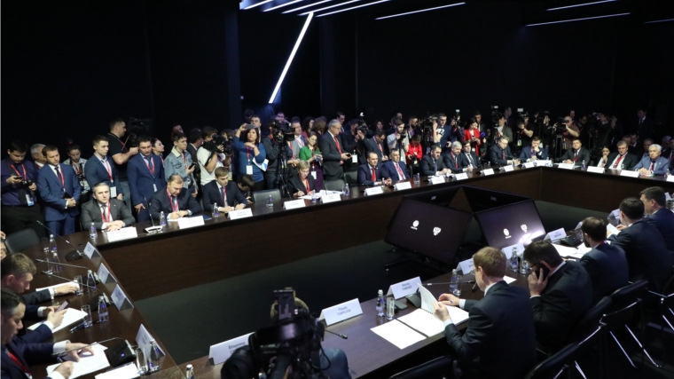 РИФ-2019: Михаил Игнатьев принял участие в работе «круглого стола» по вопросам влияния цифровизации на экономику регионов