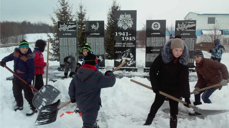 Акция по очистке памятников от снега «Снежный десант"