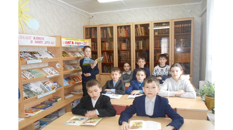 В Большевыльской сельской библиотеке провели литературный круиз «Литература тĕпелĕнче – 2017 çулта пичетленсе тухнă кĕнекесем»
