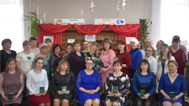 В Батыревском районе еще 27 семьям вручены удостоверения многодетной семьи.