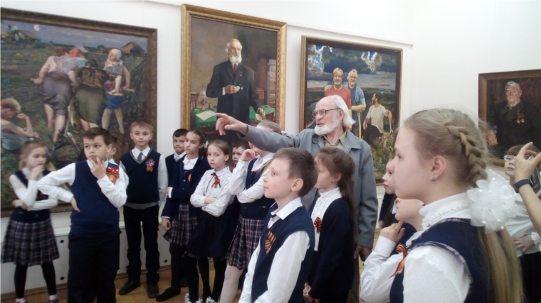 Николай Прокофьевич Карачарсков провел для учащихся Кадетского Лицея экскурсию по выставке в Художественном музее.