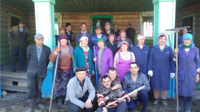 Жители деревни Большие Шиуши провели субботник на территории старого и нового клубов