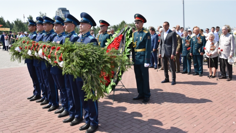 В День памяти и скорби Глава Чувашской Республики Михаил Игнатьев возложил венок к Вечному огню