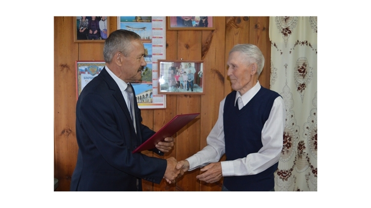 Глава администрации Янтиковского района В.Ванерке поздравил Почетного гражданина района с юбилеем