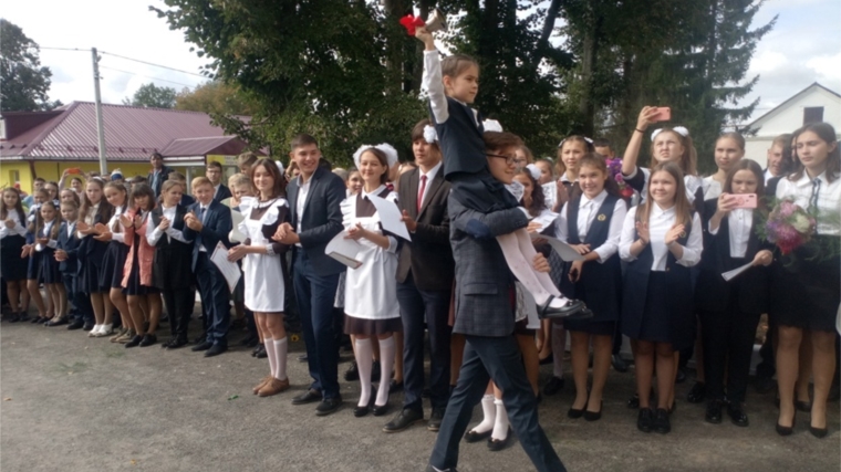 1 сентября в Яншихово-Норвашской средней школе прошла торжественная линейка.