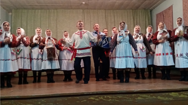 На сцене сельского клуба народный фольклорный ансамбль «Пашьел»