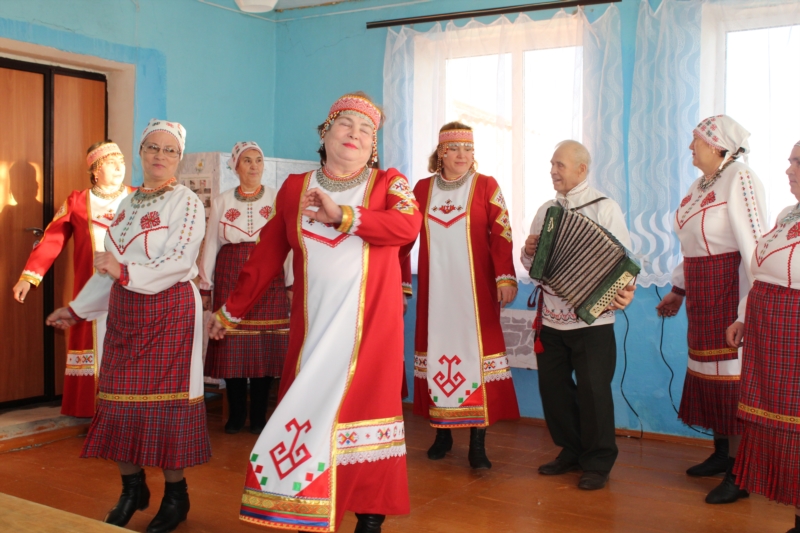 День матери в сельском клубе. Ачакасинское сельское поселение Канашского района. Деревня Елмачи Канашского района. Фольклорный ансамбль деревни средней Татмыши Канашского района.