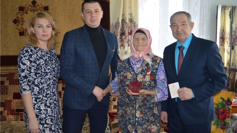 Труженикам тыла села Яншихово-Норваши вручили юбилейные медали.