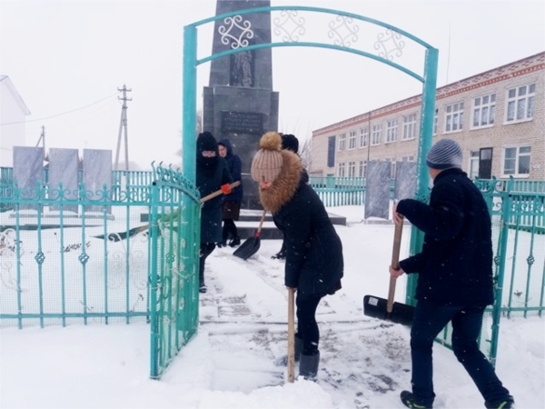В Яльчикском районе школьники ухаживают за памятником участникам войны