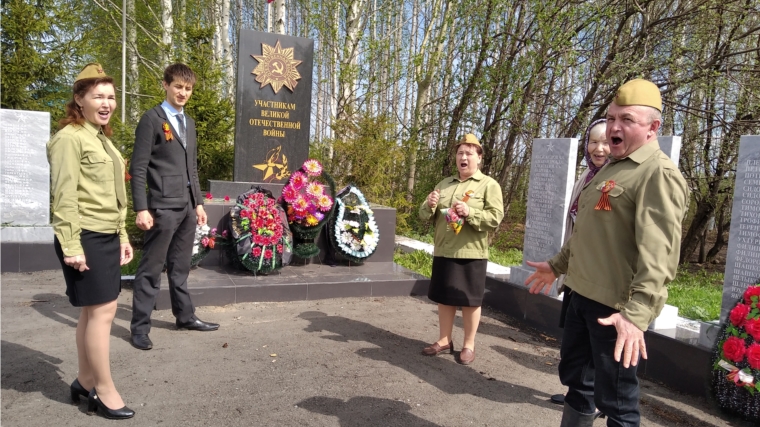 Возложение цветов в Парке Победы к мемориалу участникам Великой Отечественной войны в деревне Хорнзор.