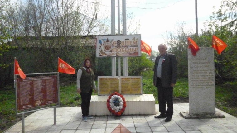 Глава Ойкас-Кибекского сельского поселения возложил цветы к памятникам воинам-землякам, погибшим в Великой Отечественно войне