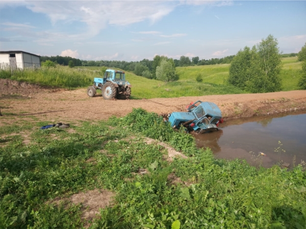 У чувашского села трактор угодил в пруд, водителя искали с водолазами