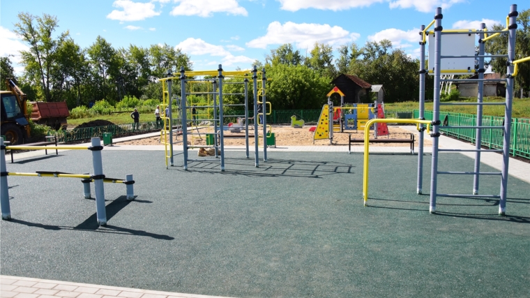 Глава администрации Ибресинского района ознакомился с ходом строительства детской игровой и спортивной площадки в селе Новое Чурашево