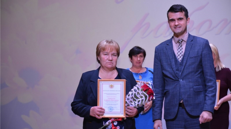 Поздравляем Алевтину Горбунову, учителя русского языка и литературы, с заслуженной наградой!