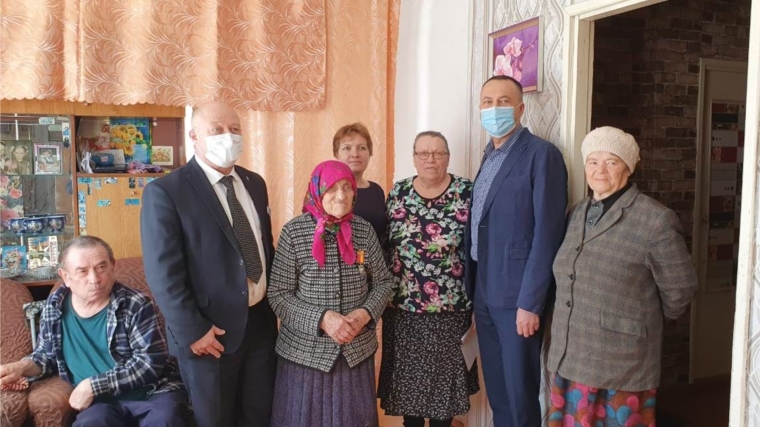 Глава администрации района Андрей Тихонов вручил памятную медаль 102-летней жительнице Напольное Тугаево