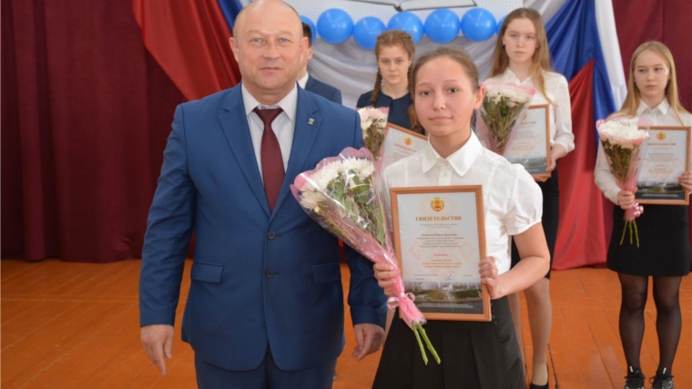 В Вурнарском районе наградили творчески активную молодежь и победителей районных конкурсов педагогического мастерства