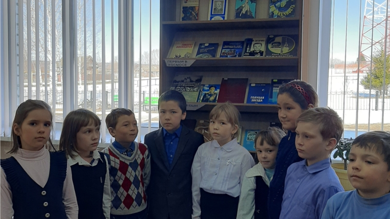 Познавательный час «Первый космонавт Земли Юрий Гагарин» в Нижнекумашкинской сельской библиотеке