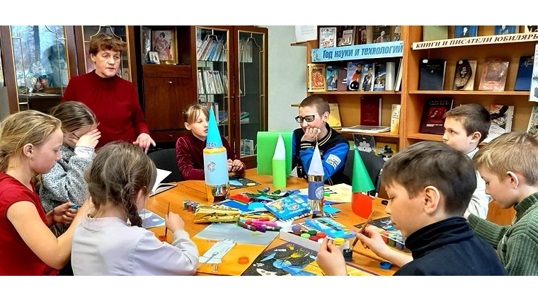В Большеалгашинском сельском клубе совместно с библиотекой проведены конкурсы рисунков и поделок под названием «Помним. Славим. Гордимся»