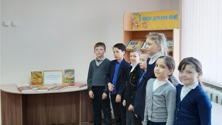 Краеведческий час "Государственные символы Чувашской Республики" в Нижнекумашкинской сельской библиотеке