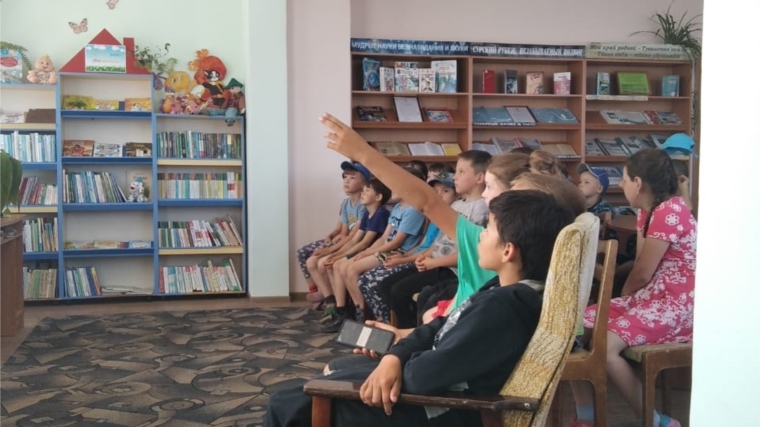 В Туванской сельской библиотеке им. Г. Федорова был организован просмотр фильма "Сурский рубеж: возвести любой ценой"