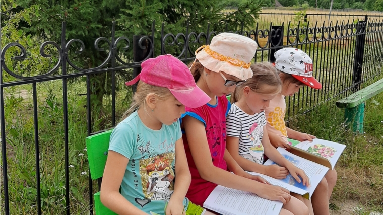 Акция «Чтение на скамейке» в Нижнекумашкинской сельской библиотеке