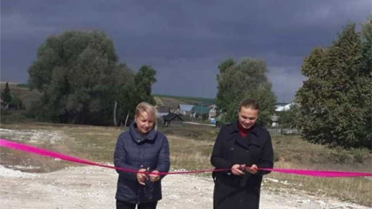 В деревне Луговая состоялось торжественное открытие отремонтированного водопровода и грунтовой дороги .
