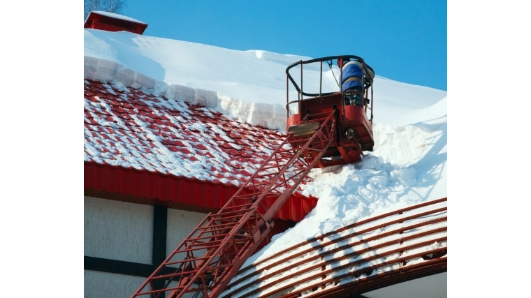 Роструд напоминает о необходимости соблюдения мер безопасности при очистке крыш от снега