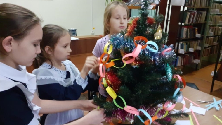 В Урмаевской сельской библиотеке прошел новогодний праздник «Наряжаем ёлку сами»