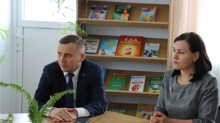 Глава администрации Комсомольского района Александр Осипов провел встречу с коллективом центральной библиотеки