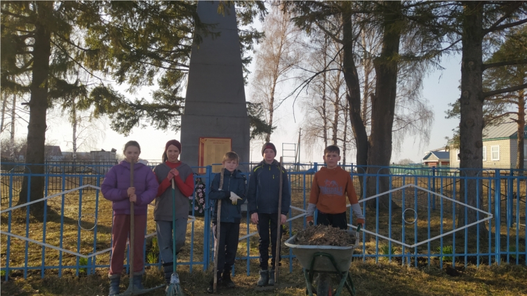 Субботник вокруг памятника в селе Тугаево