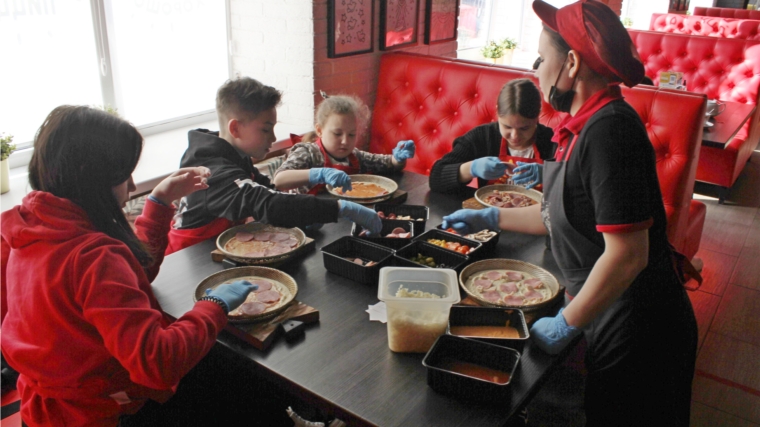 Воспитанники приняли участие в кулинарном мастер-классе на базе кафе «ПиццаФабрика»
