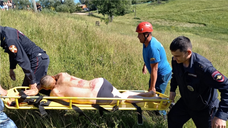 Спасатели помогли мужчине, который упал в водосбросную шахту