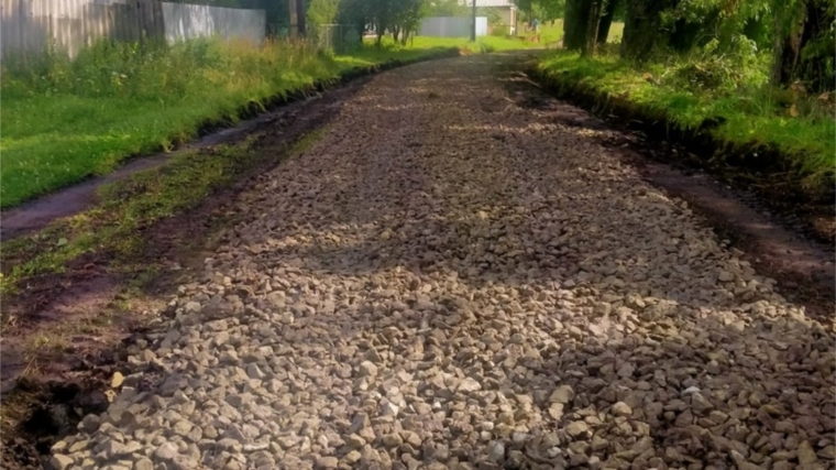 На одной из самых проблемных дорог деревни Новое Урюмово провели ремонт грунтовой дороги