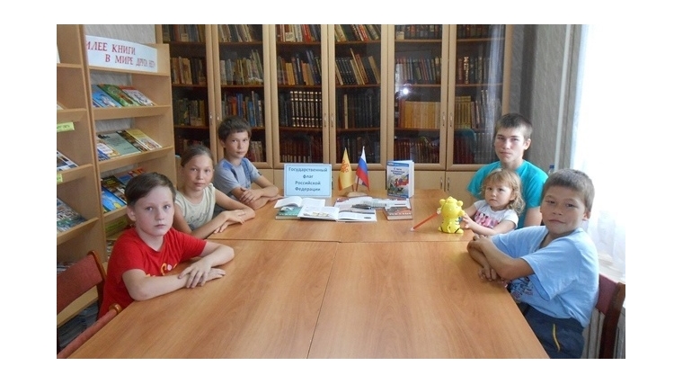 Ко Дню Государственного флага Российской Федерации в Большевыльской сельской библиотеке провели исторический экскурс «Трехцветный и гордый Отечества флаг».