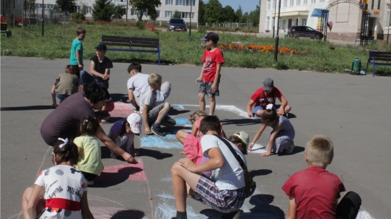 «Трехцветный символ России» - конкурс рисунков на асфальте в Кшаушском ЦСДК