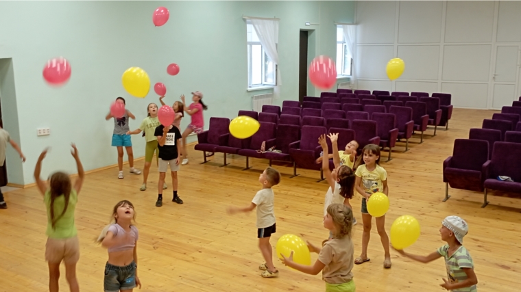 Детская дискотека с воздушными шарами